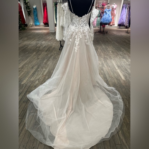 Maggie Sottero Stevie with Bishop Sleeves Cold Shoulder - Picture 3 of 4